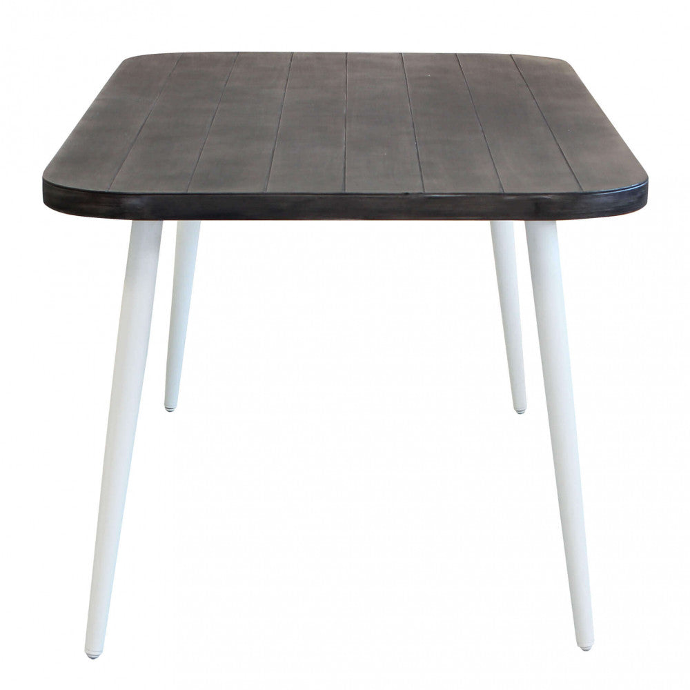 Dettaglio del piano in alluminio con disegno simil legno grigio del Tavolo Granada, che mostra la sua estetica e la resistenza per l'uso esterno | Albert Stock