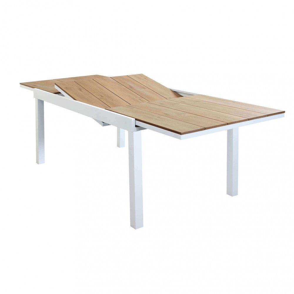 Dettaglio del piano in polywood color teak e della struttura in alluminio del Tavolo Cayman, evidenziando la resistenza e l'eleganza | Albert Stock