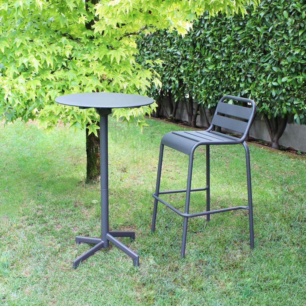 Dettaglio del Tavolo Alto Vega, struttura robusta e design moderno per arredare con stile gli spazi esterni | Albert Stock