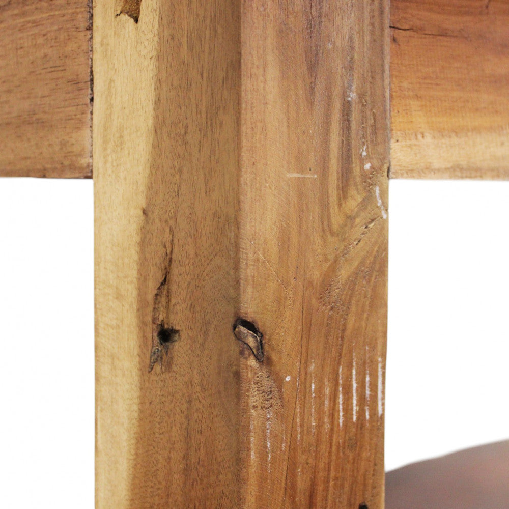 Primo piano della gamba in legno massello riciclato del tavolo Gideon, mostrando le venature autentiche.