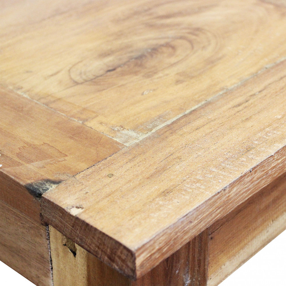 Bordo in legno massiccio del tavolo da pranzo, che sottolinea la robustezza del design.
