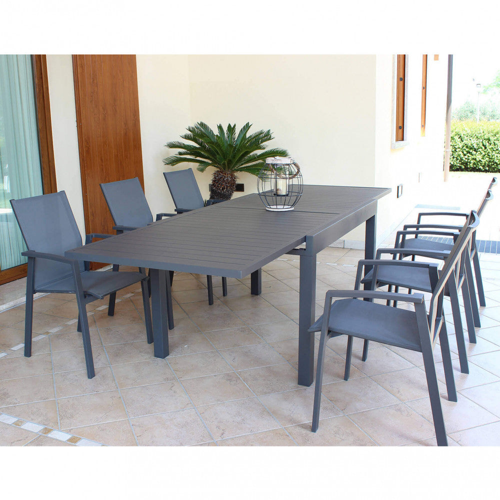 Tavolo Hawaii esteso a 270 cm su un patio piastrellato, abbinato a sedie in alluminio grigio.