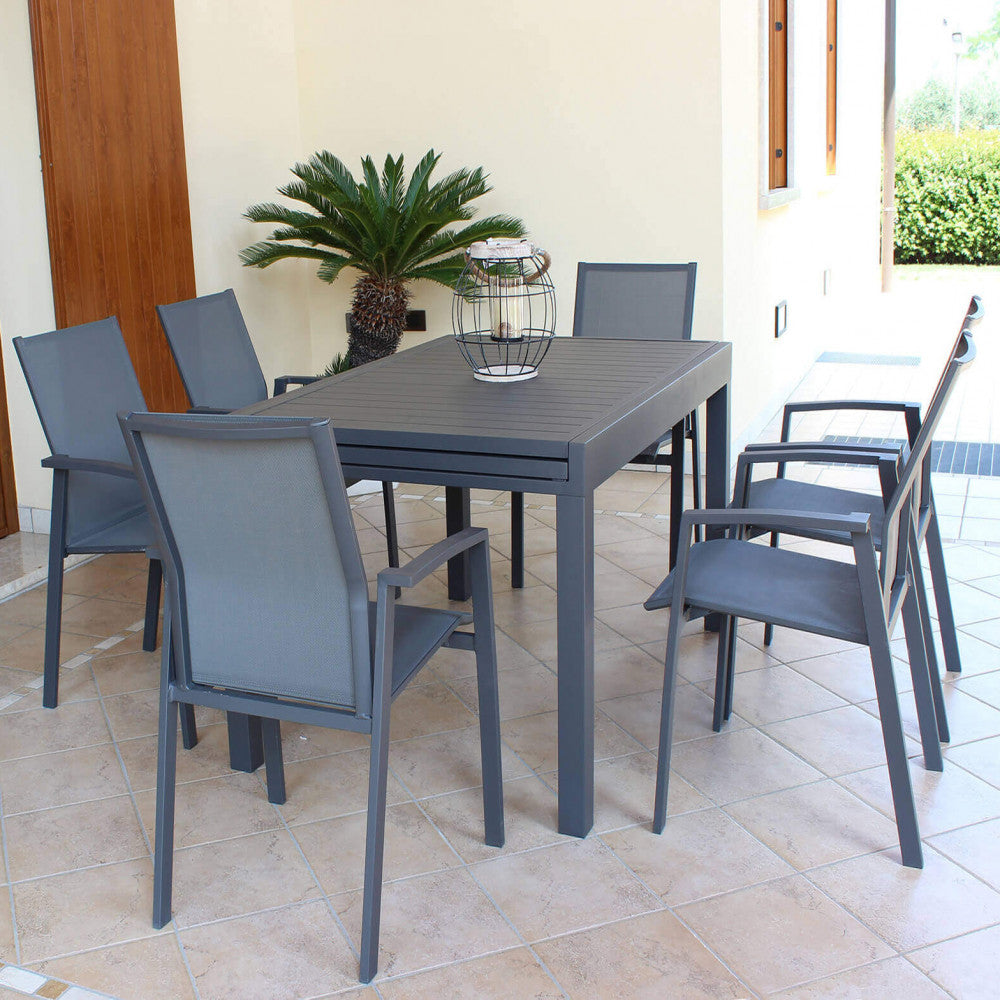 Tavolo da giardino Hawaii chiuso su un patio, circondato da sedute coordinate per un ambiente esterno elegante.