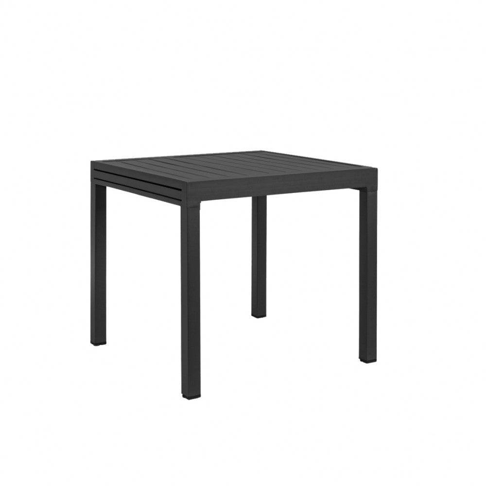Il tavolo da pranzo Hawaii nella sua configurazione compatta e quadrata, che ne evidenzia il design versatile e moderno.