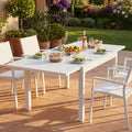 Tavolo da pranzo allungabile Hawaii bianco completamente aperto e allestito elegantemente per un pasto all'aperto su una terrazza in cotto soleggiata.