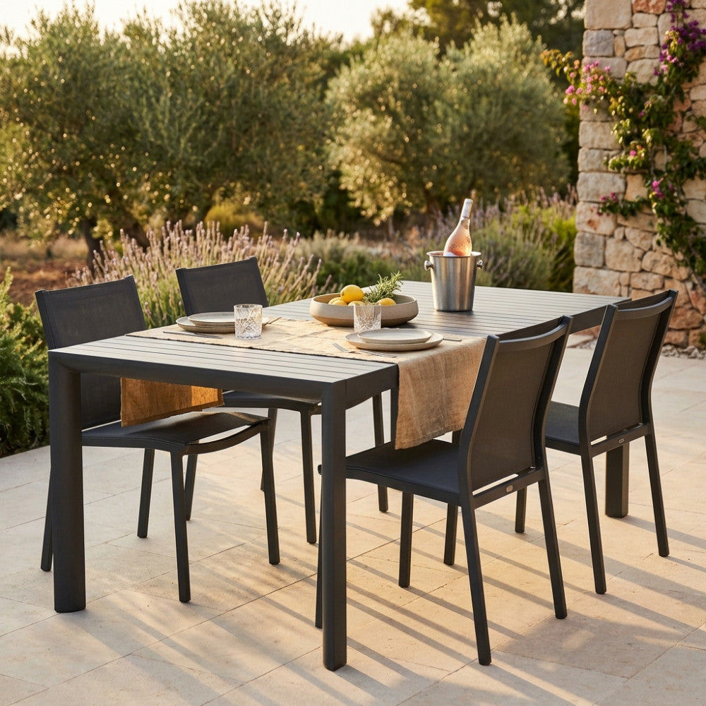 Tavolo da giardino allungabile Houston in alluminio antracite allestito per un pranzo all'aperto.