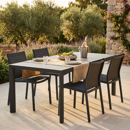 Tavolo da giardino allungabile Houston in alluminio antracite allestito per un pranzo all'aperto.