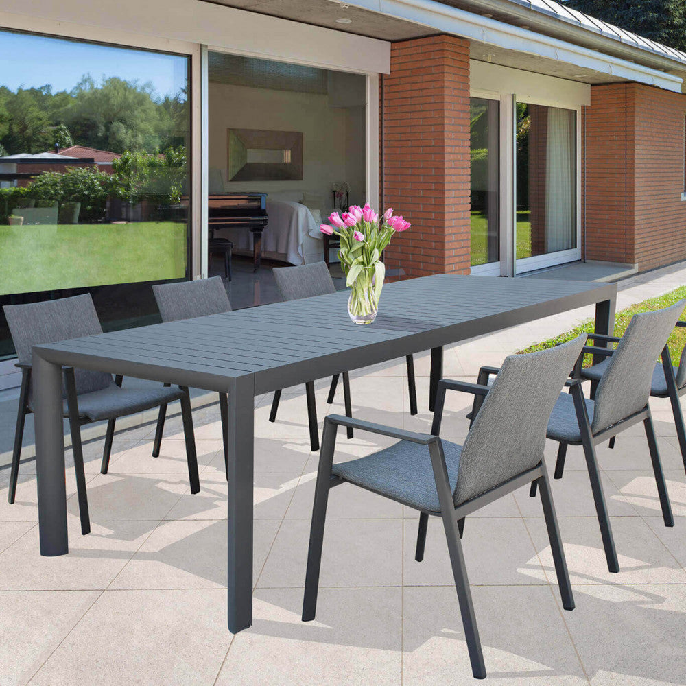 Tavolo Houston esteso a 180 cm, ambientato in un patio moderno con sedute coordinate.