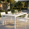 Tavolo da giardino Houston in alluminio bianco allestito per un pranzo all'aperto con sedute coordinate.
