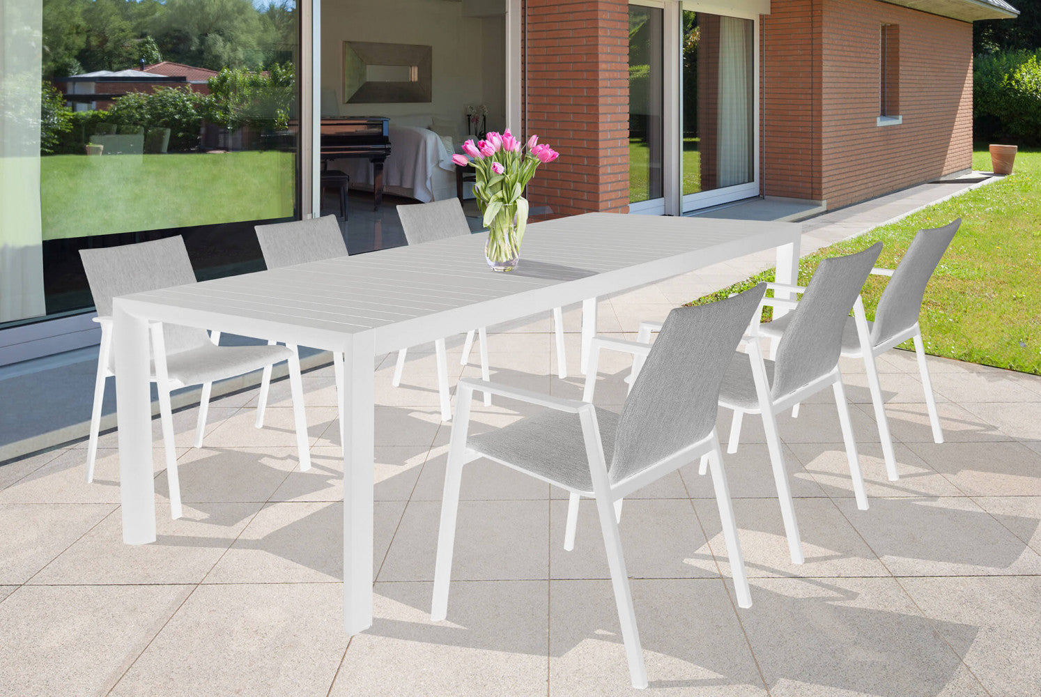 Tavolo Houston in alluminio bianco ambientato su una terrazza moderna con sedie in tessuto grigio.