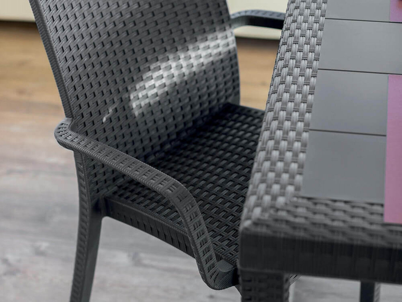 Dettaglio ravvicinato della sedia abbinata al tavolo Houston, che mostra la continuità del pattern in wicker.