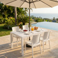 Tavolo da giardino Houston in wicker bianco allestito per la colazione a bordo piscina con ombrellone aperto.