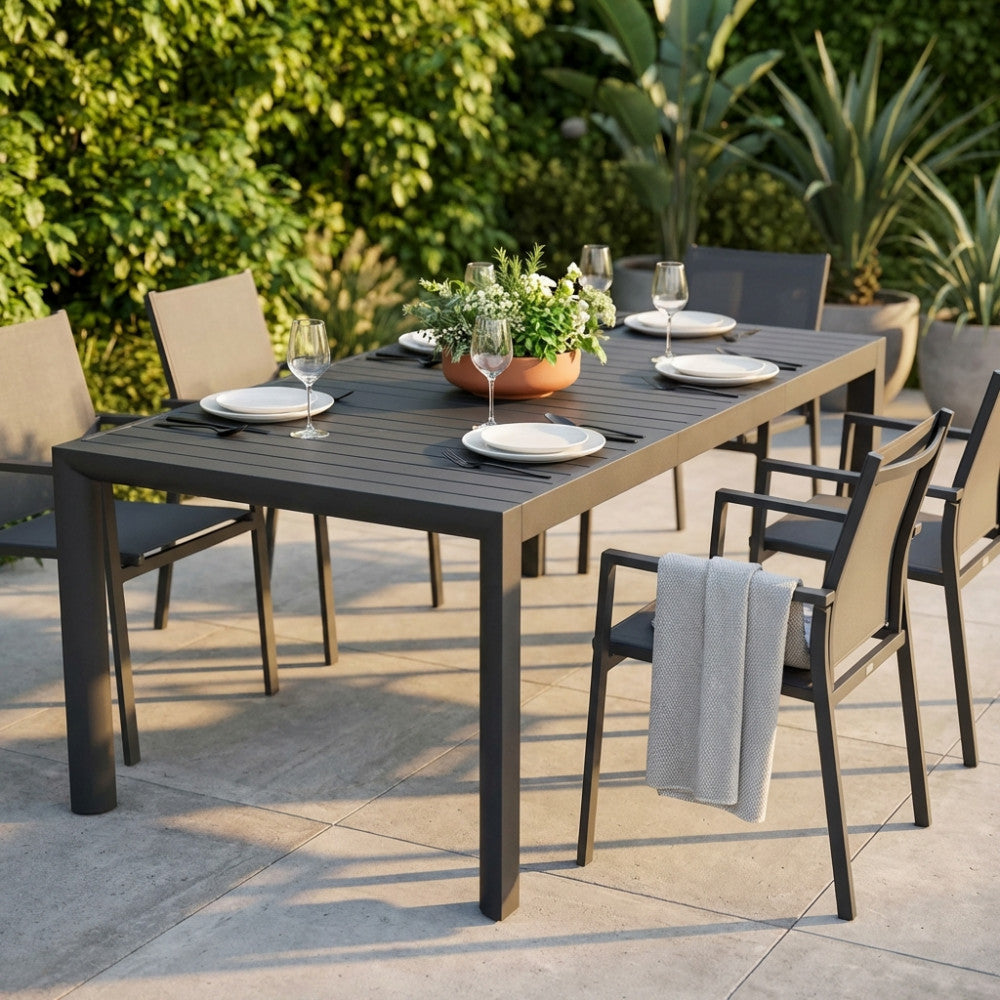 Tavolo da giardino allungabile Houston in alluminio antracite allestito per un pranzo all'aperto.