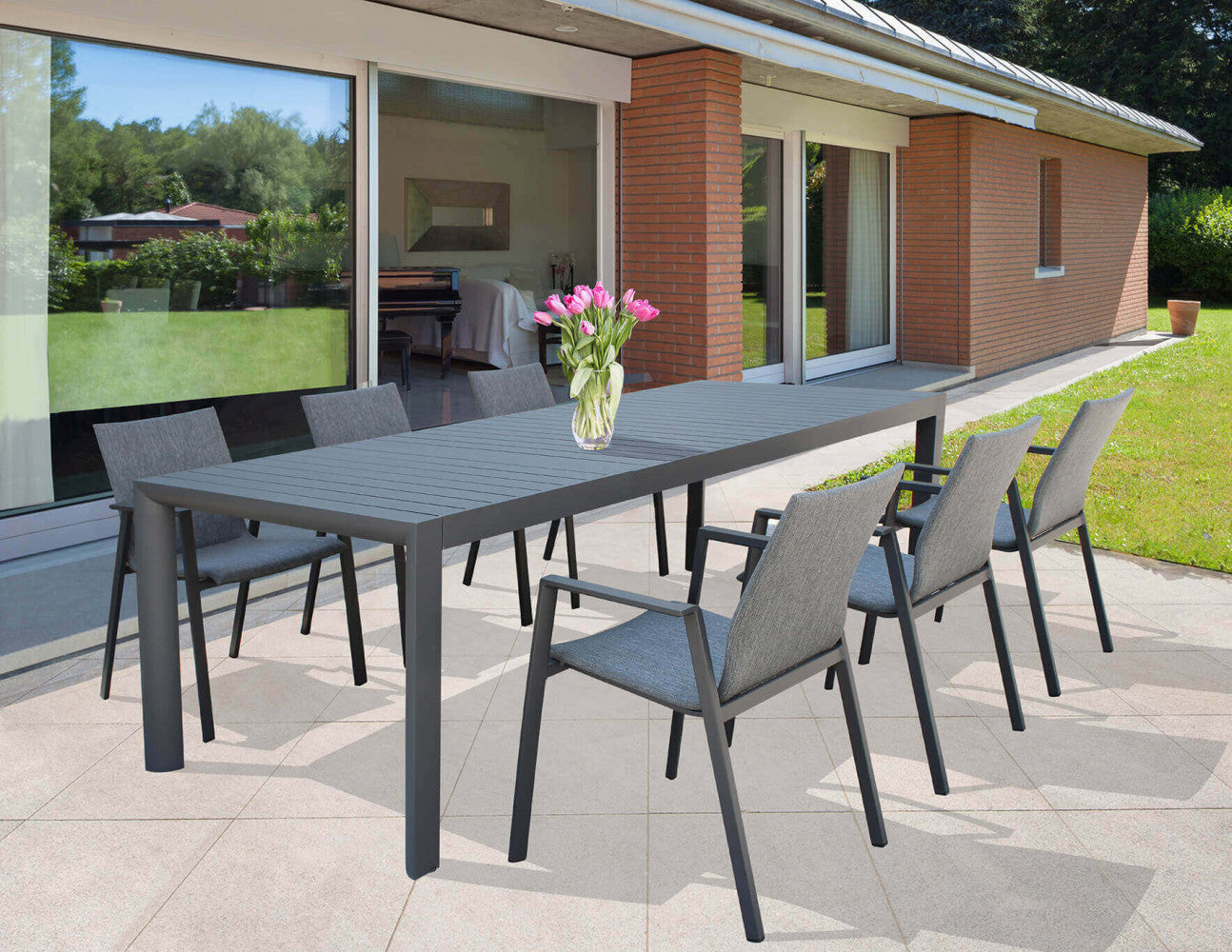 Tavolo Houston esteso a 240 cm, ambientato in un patio moderno con sedute coordinate.