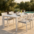 Tavolo da giardino Houston in alluminio bianco allestito per un pranzo all'aperto a bordo piscina.