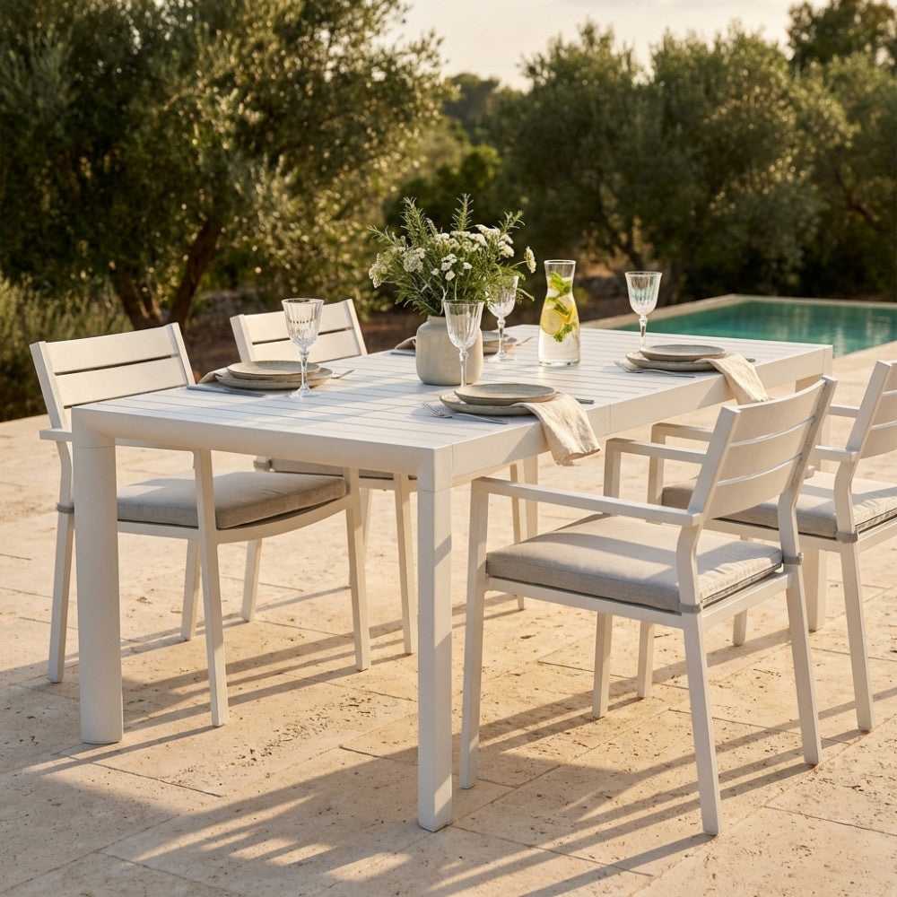 Tavolo da giardino Houston in alluminio bianco allestito per un pranzo all'aperto a bordo piscina.