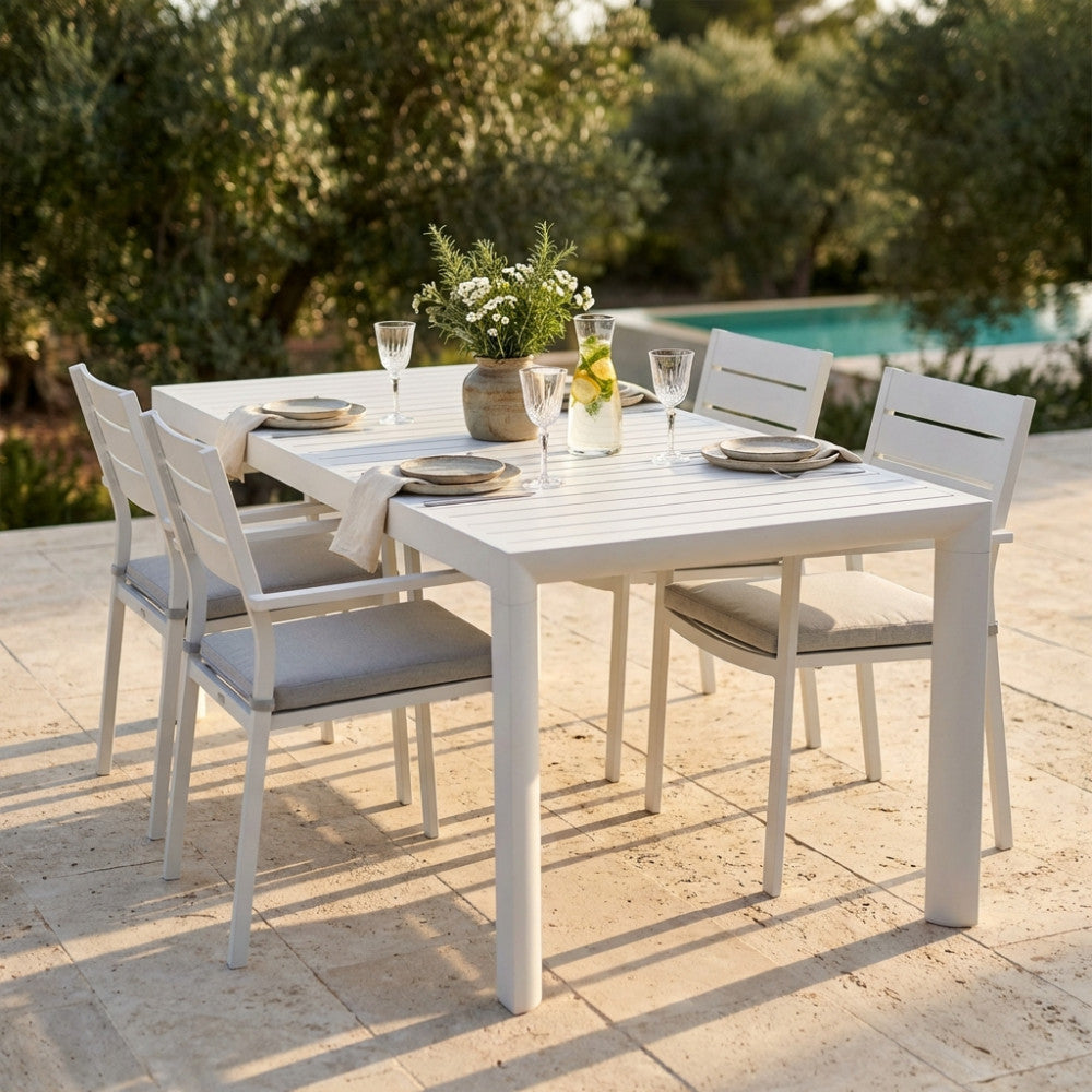 Dettaglio del tavolo da giardino allungabile Houston con sedute coordinate e mise en place estiva.