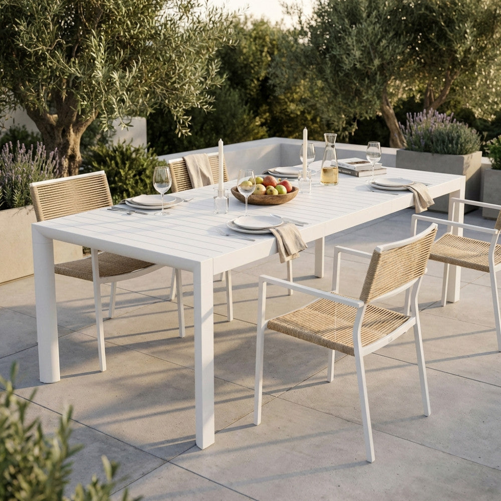 Tavolo da giardino Houston in alluminio bianco allestito su una terrazza moderna con sedute in corda.