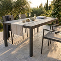 Tavolo da giardino allungabile Houston in alluminio taupe allestito per un aperitivo all'aperto.