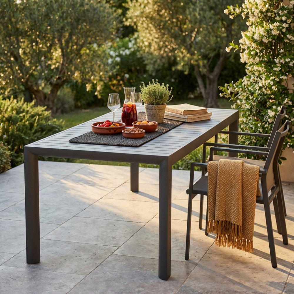 Dettaglio del tavolo da giardino Houston in alluminio con decorazioni e sedute abbinate.