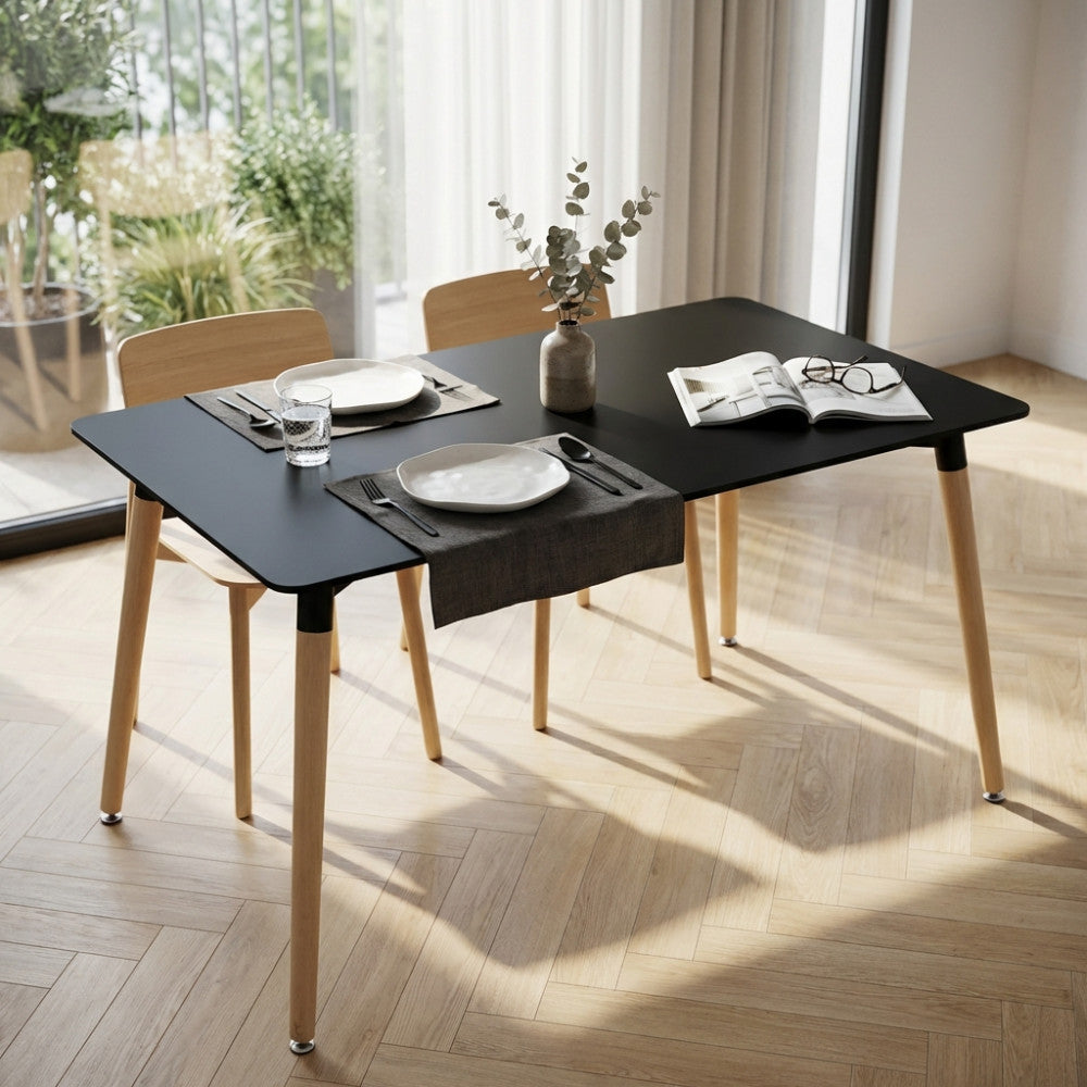 Tavolo da pranzo Lione nero allestito in una luminosa sala da pranzo moderna con sedie in legno.