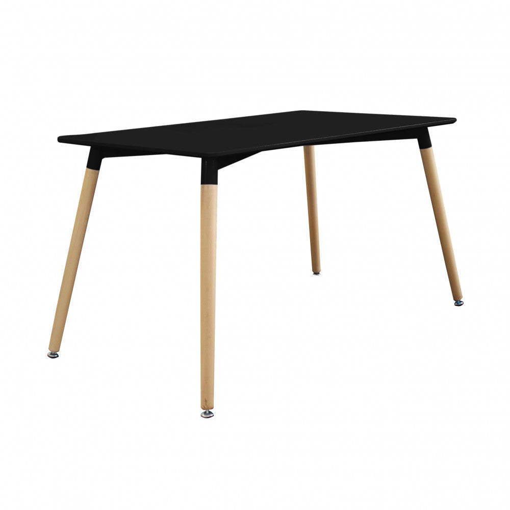 Vista angolare del tavolo da pranzo Lione nero con gambe in legno su sfondo bianco.