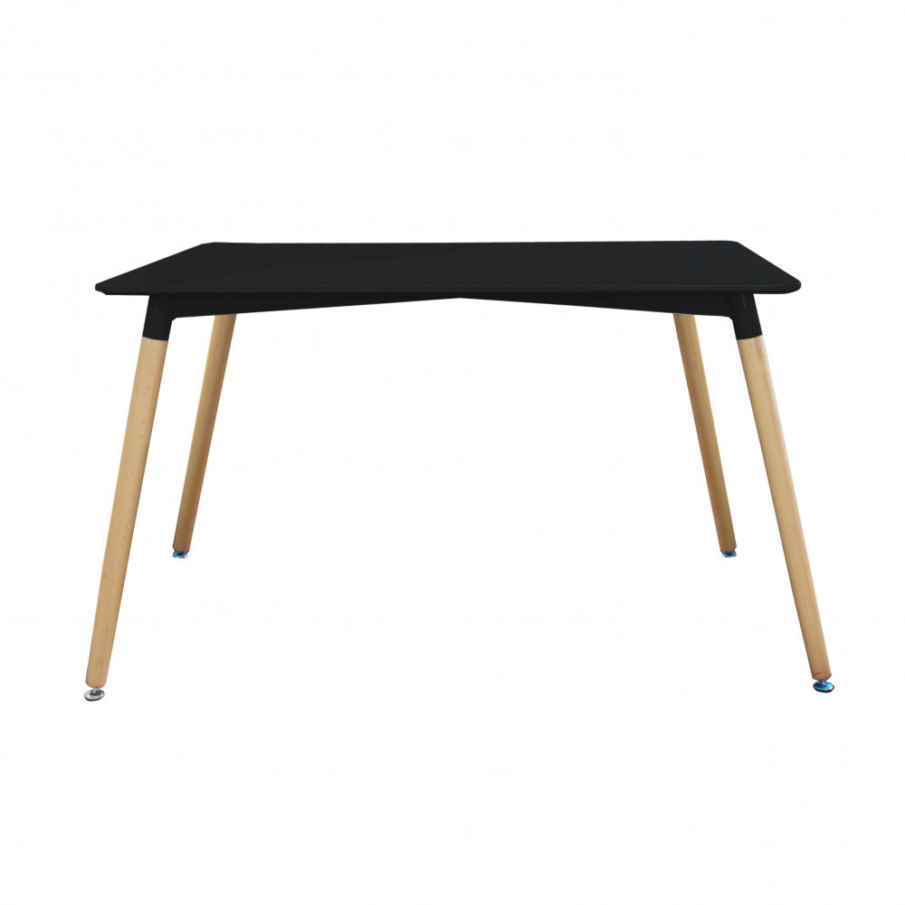 Vista frontale del tavolo da pranzo Lione nero dal design moderno su sfondo bianco.