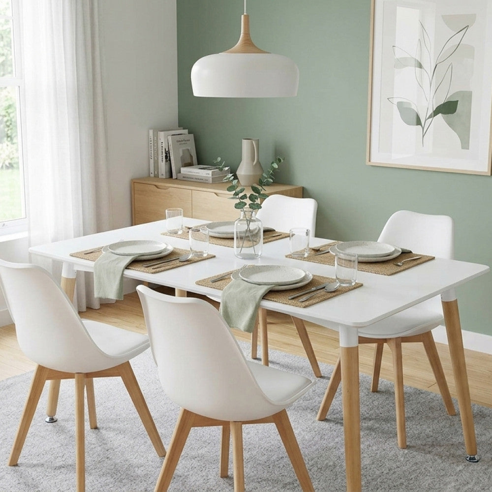 Dettaglio del tavolo da pranzo Lione con coperti eleganti, che mostra il contrasto tra il piano bianco e le gambe in legno.