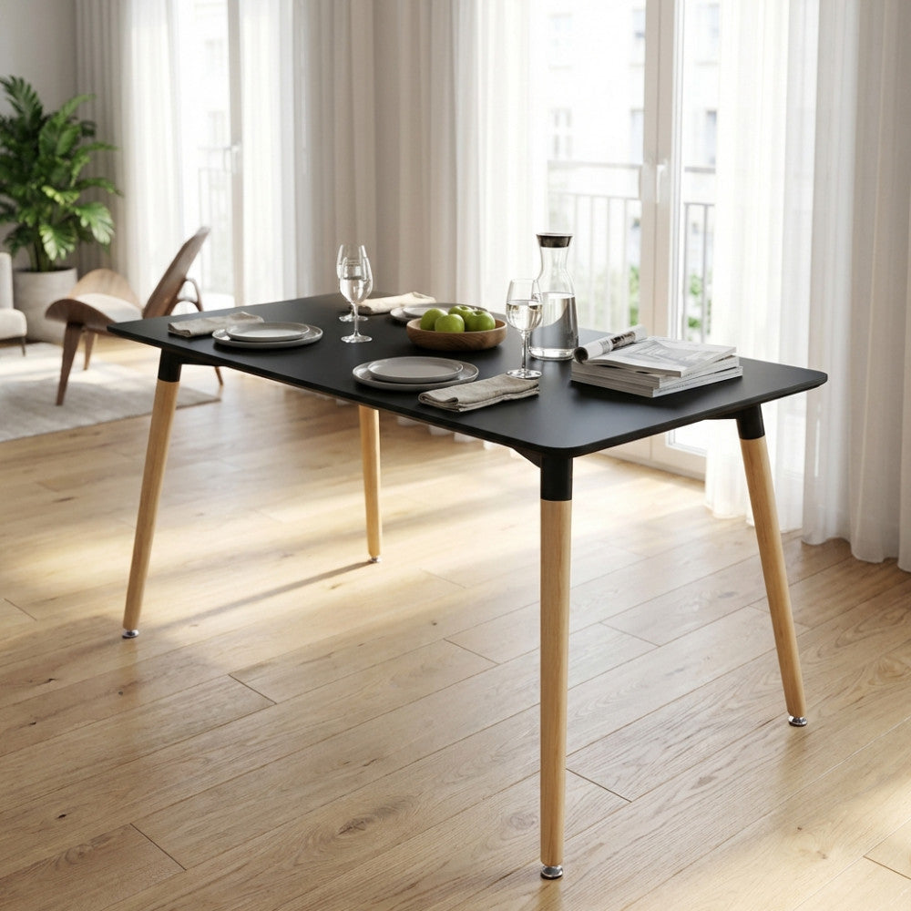 Tavolo da pranzo Lione nero con gambe in legno, allestito in un soggiorno luminoso con sedute di design.