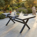 Tavolo da giardino Mackay in alluminio antracite e gres allestito per un pranzo all'aperto.