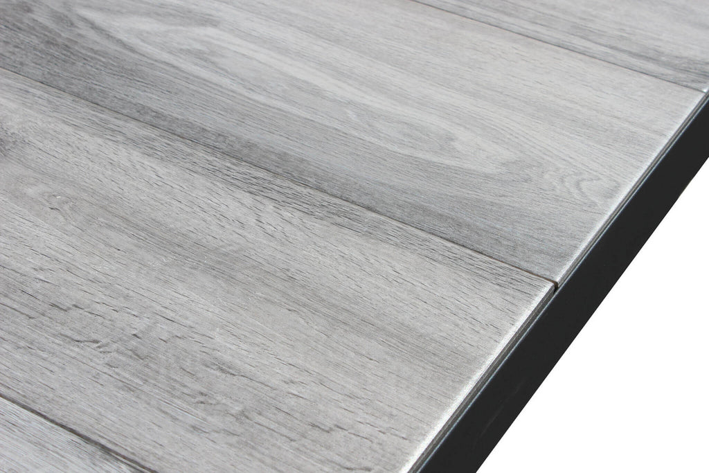 Finitura premium del bordo in alluminio e del piano in gres resistente alle intemperie.