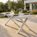 Scatto lifestyle del tavolo da giardino Mackay allestito per un pasto all'aperto.