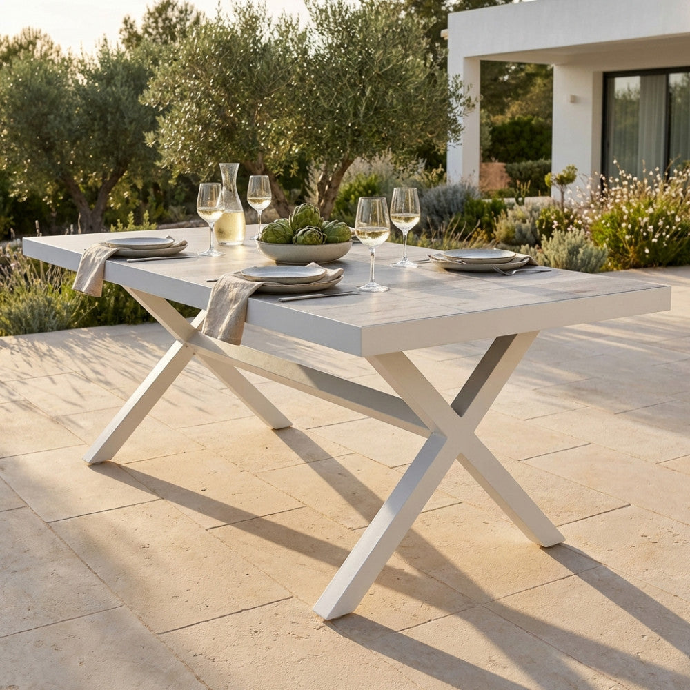 Scatto lifestyle del tavolo da giardino Mackay allestito per un pasto all'aperto.