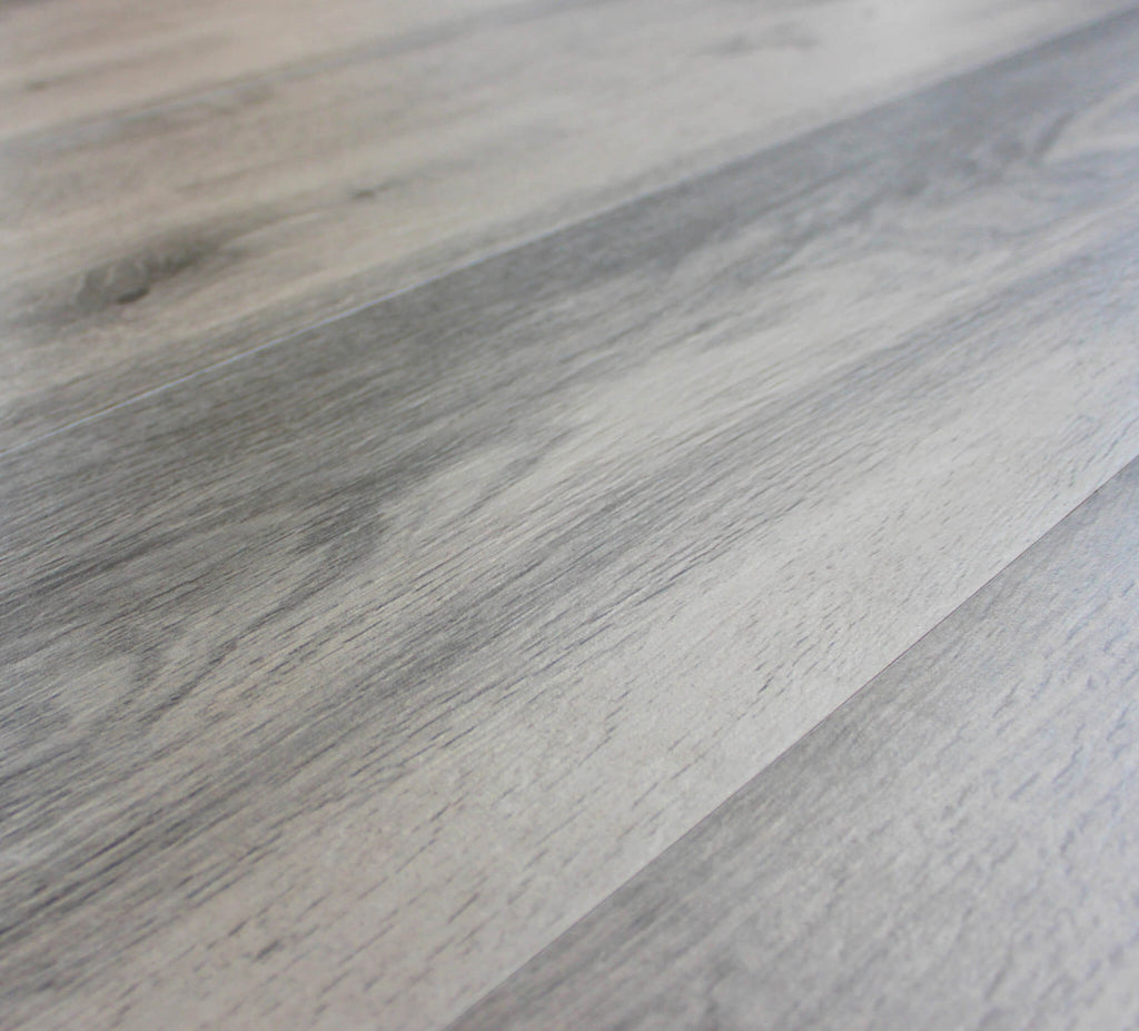 Area pranzo esterna con tavolo Mackay bianco, robusto e moderno dettaglio piano | Albert Stock