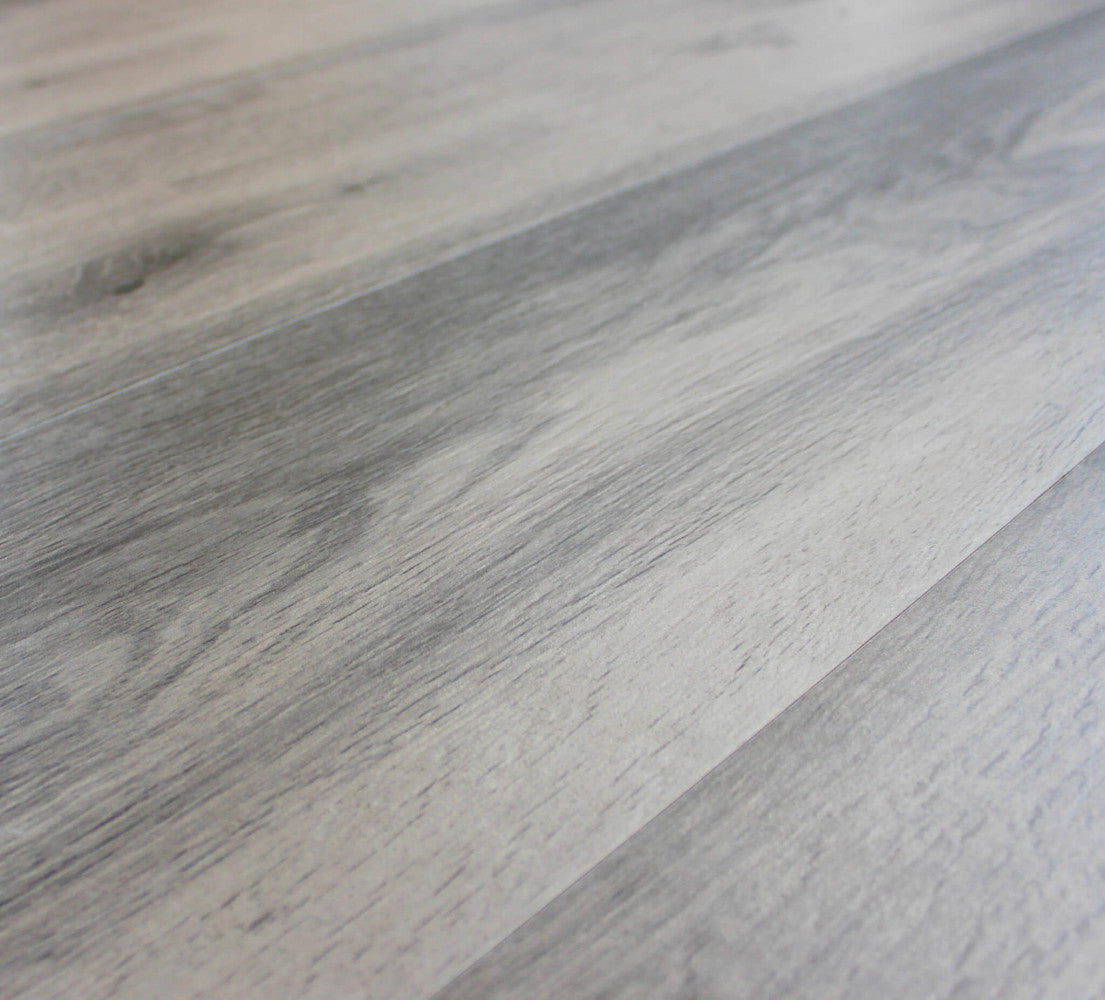 Area pranzo esterna con tavolo Mackay bianco, robusto e moderno dettaglio piano | Albert Stock