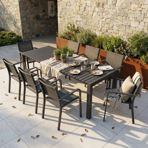 Tavolo da pranzo allungabile Nashville in metallo antracite allestito per una colazione all'aperto con sedute coordinate.