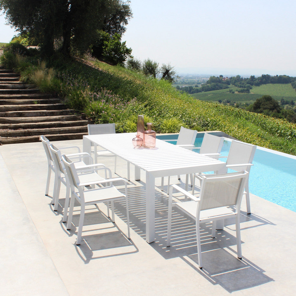 Tavolo Nashville bianco con sedie abbinate a bordo piscina con vista panoramica