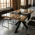 Tavolo da pranzo Norman in legno e vetro allestito in un loft moderno con sedie nere.