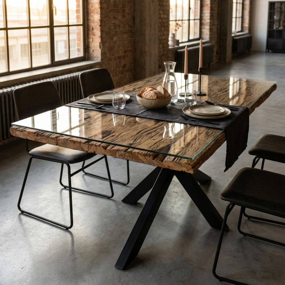 Tavolo da pranzo Norman in legno e vetro allestito in un loft moderno con sedie nere.