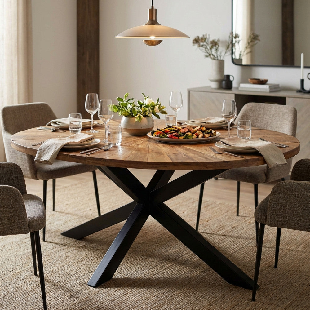 Tavolo da pranzo ovale Colton in legno e metallo allestito in una sala da pranzo luminosa.