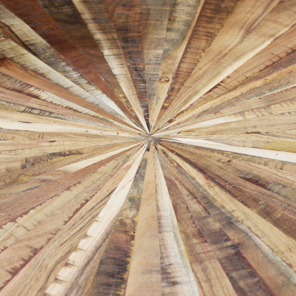 Primo piano ravvicinato delle venature del legno e del motivo a raggiera sul piano del tavolo.