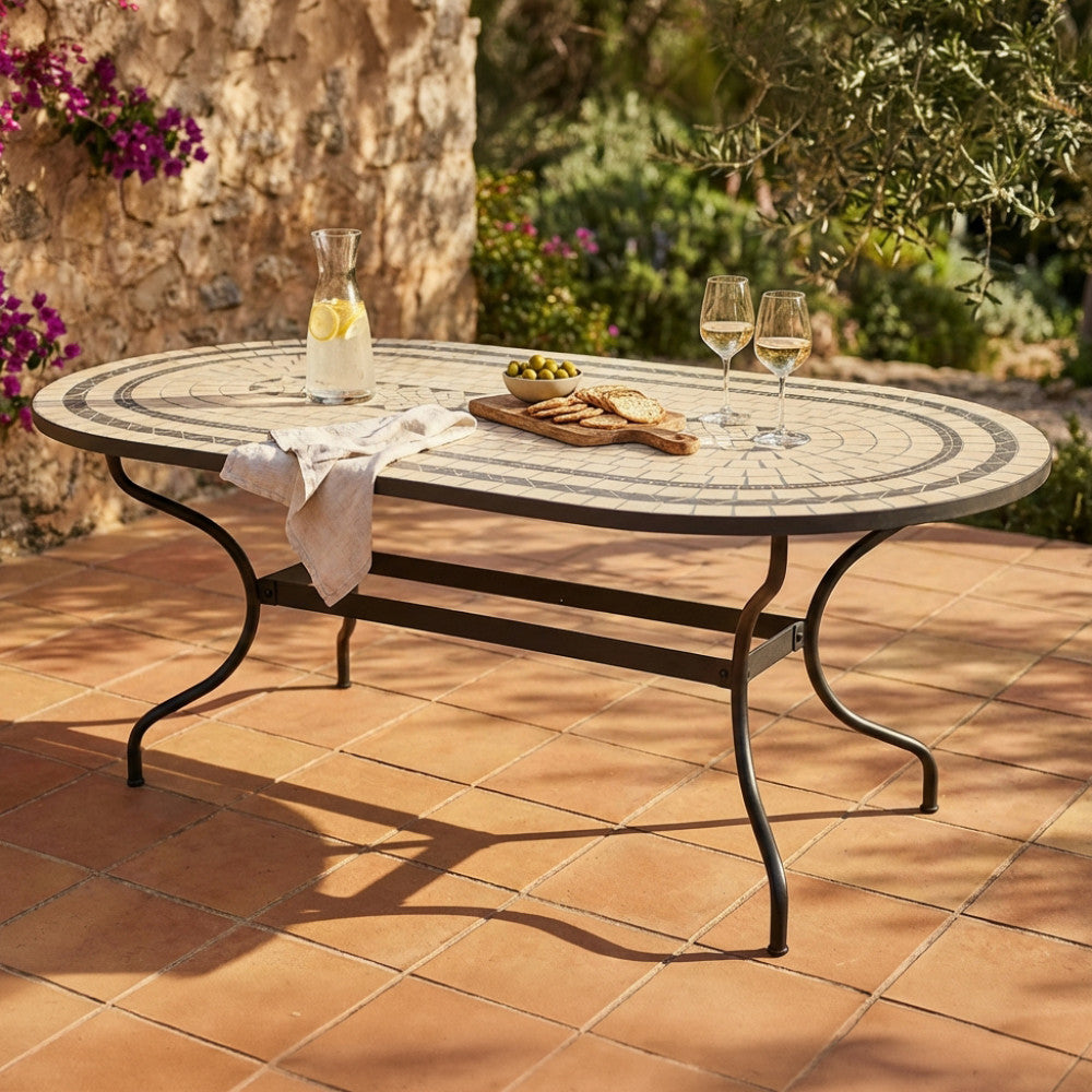 Dettaglio del tavolo vintage Dedalo 200x100 con stuzzichini, che mostra il raffinato piano in ceramica antracite e beige.