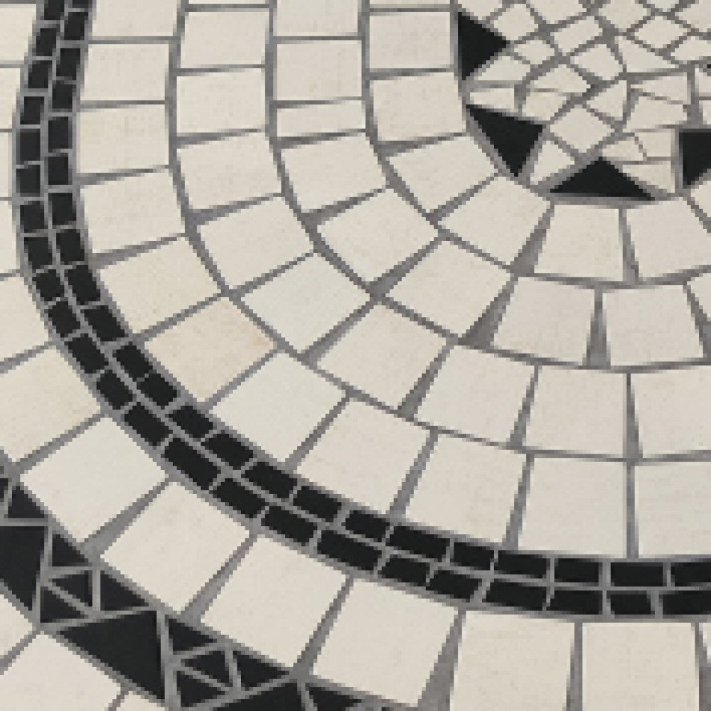 Dettaglio centrale del mosaico a stella in ceramica premium sul piano del tavolo ovale.