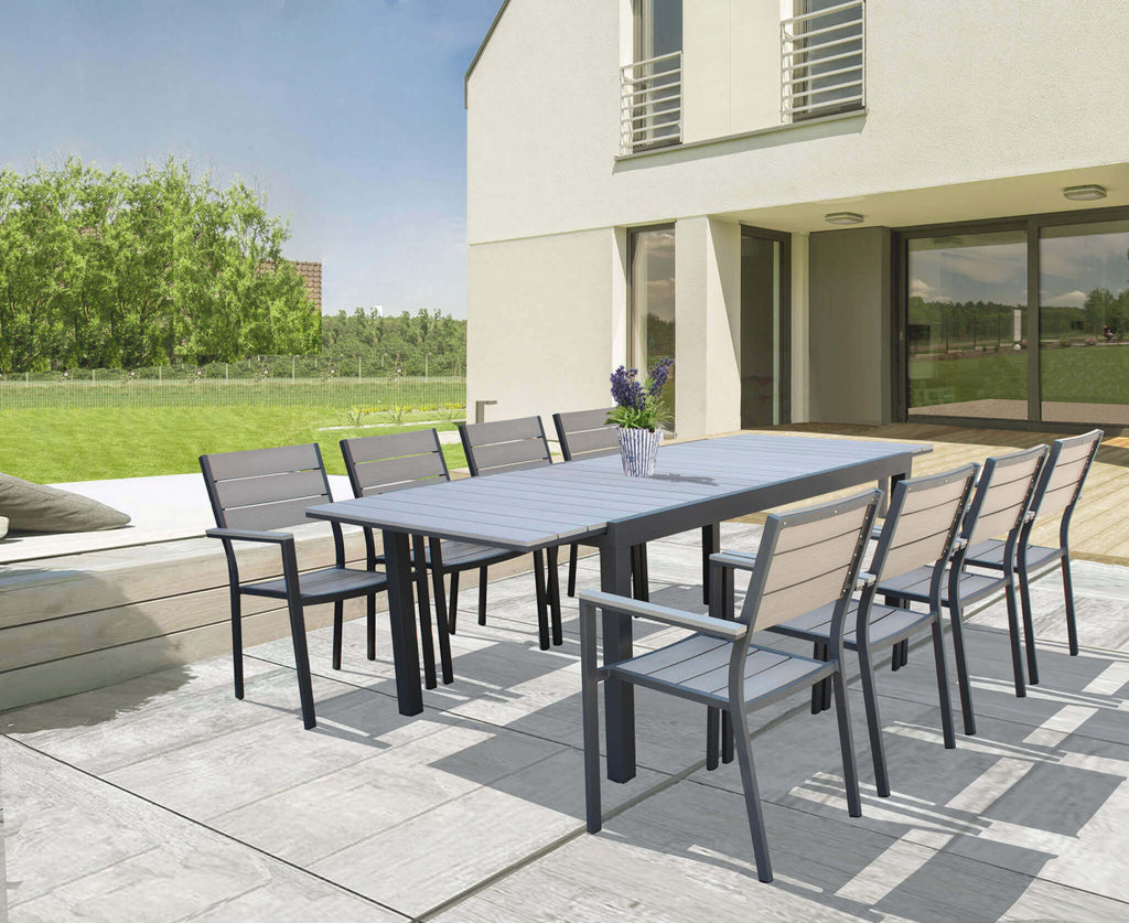 Tavolo Pental in alluminio e polywood ambientato in un patio moderno con sedie coordinate.