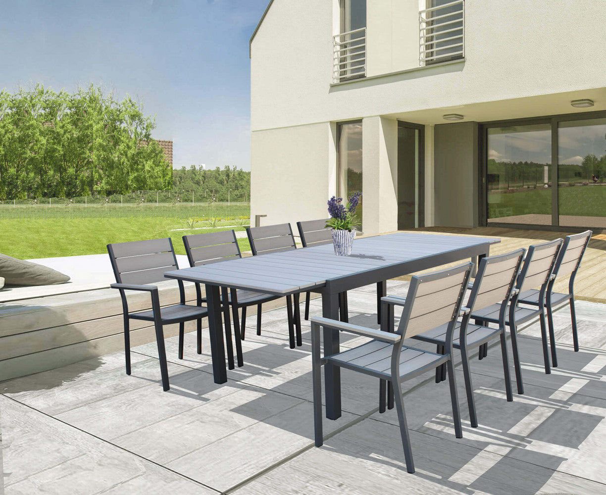 Tavolo Pental in alluminio e polywood ambientato in un patio moderno con sedie coordinate.