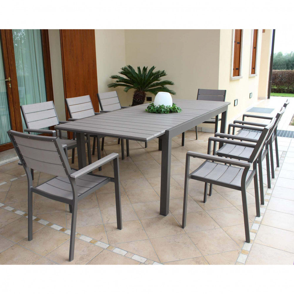 Tavolo Pental allungabile ambientato in un patio coperto, abbinato a sedie coordinate in alluminio e polywood.