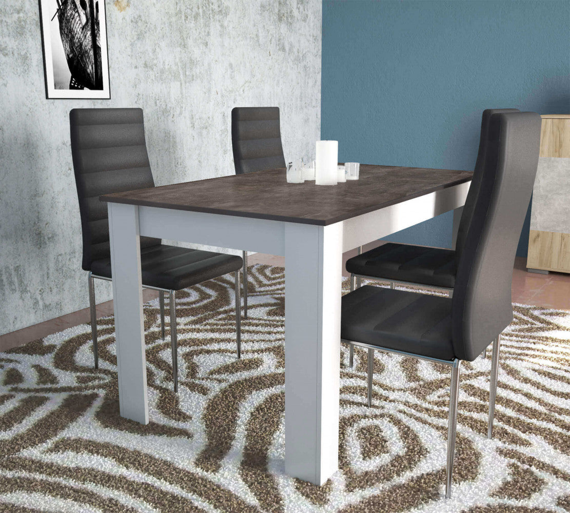 Tavolo da pranzo Pepper ambientato in una sala moderna con sedie in ecopelle nera e tappeto decorativo.