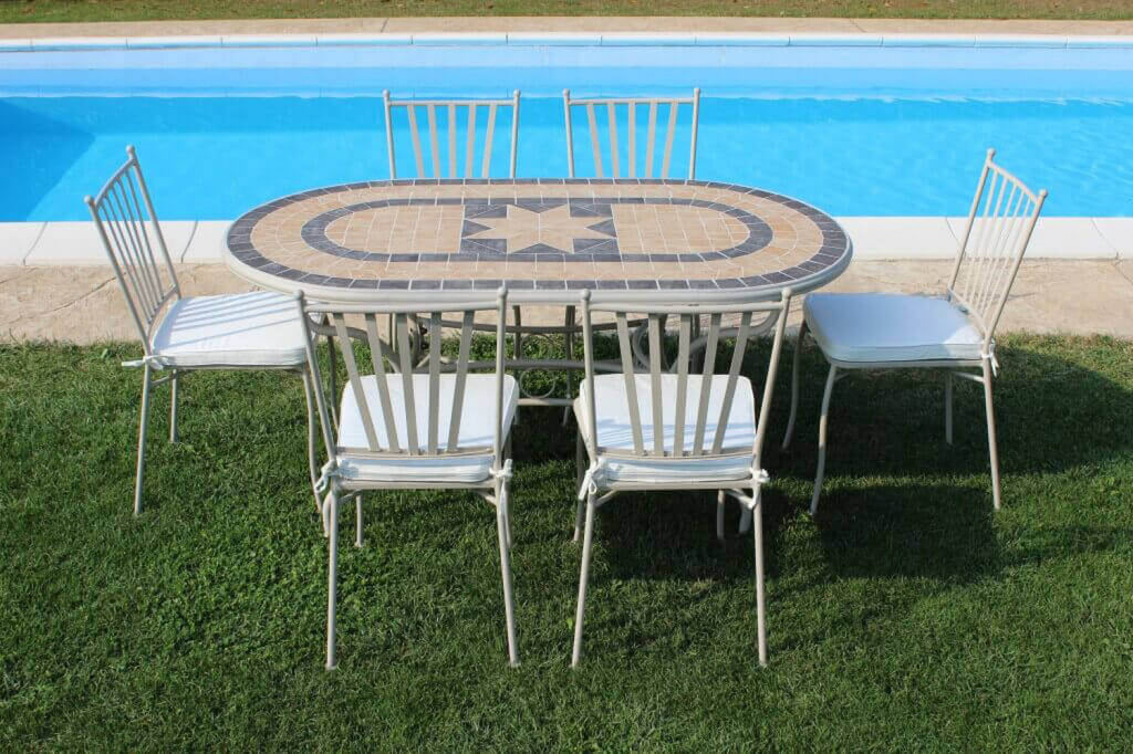 Tavolo da giardino ovale Perse 160x90 cm, con struttura in cemento e acciaio e piano con mosaico marrone chiaro e grigio | Albert Stock