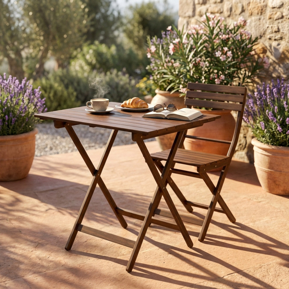 Tavolo da giardino in legno tinta noce allestito per la colazione con sedia abbinata su un patio in cotto.