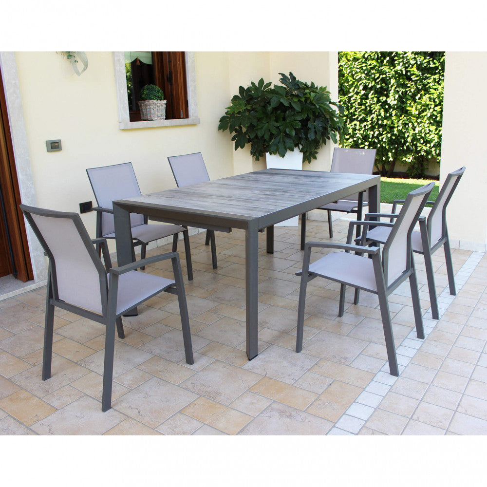 Prospettiva angolare del tavolo Portland chiuso a 175 cm, integrato in un'elegante zona pranzo esterna.